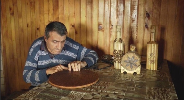В Сербии пенсионерка 59 лет носит на руках своего парализованного сына Ей предлагали инвалидную коляску, но женщина отказалась, ответив, что справляется сама.Кроме этого, старушка делает всё по