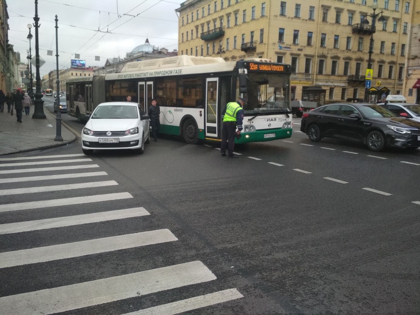 ДТП на Невском, Фольксвагену Поло и автобусу не разъехаться было Это картинка
