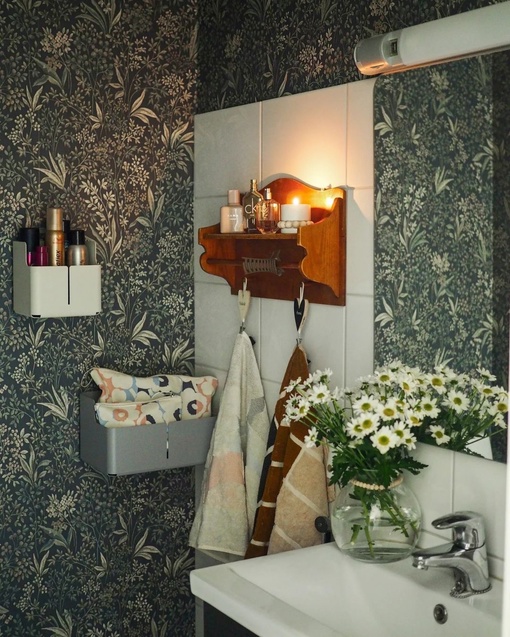 Как цветочные обои и красивая винтажная полка кардинально смогли преобразить интерьер бежевой ванной комнаты